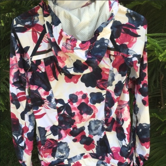 Lululemon miss misty floral hooded rain jacket - Picture 3 of 4